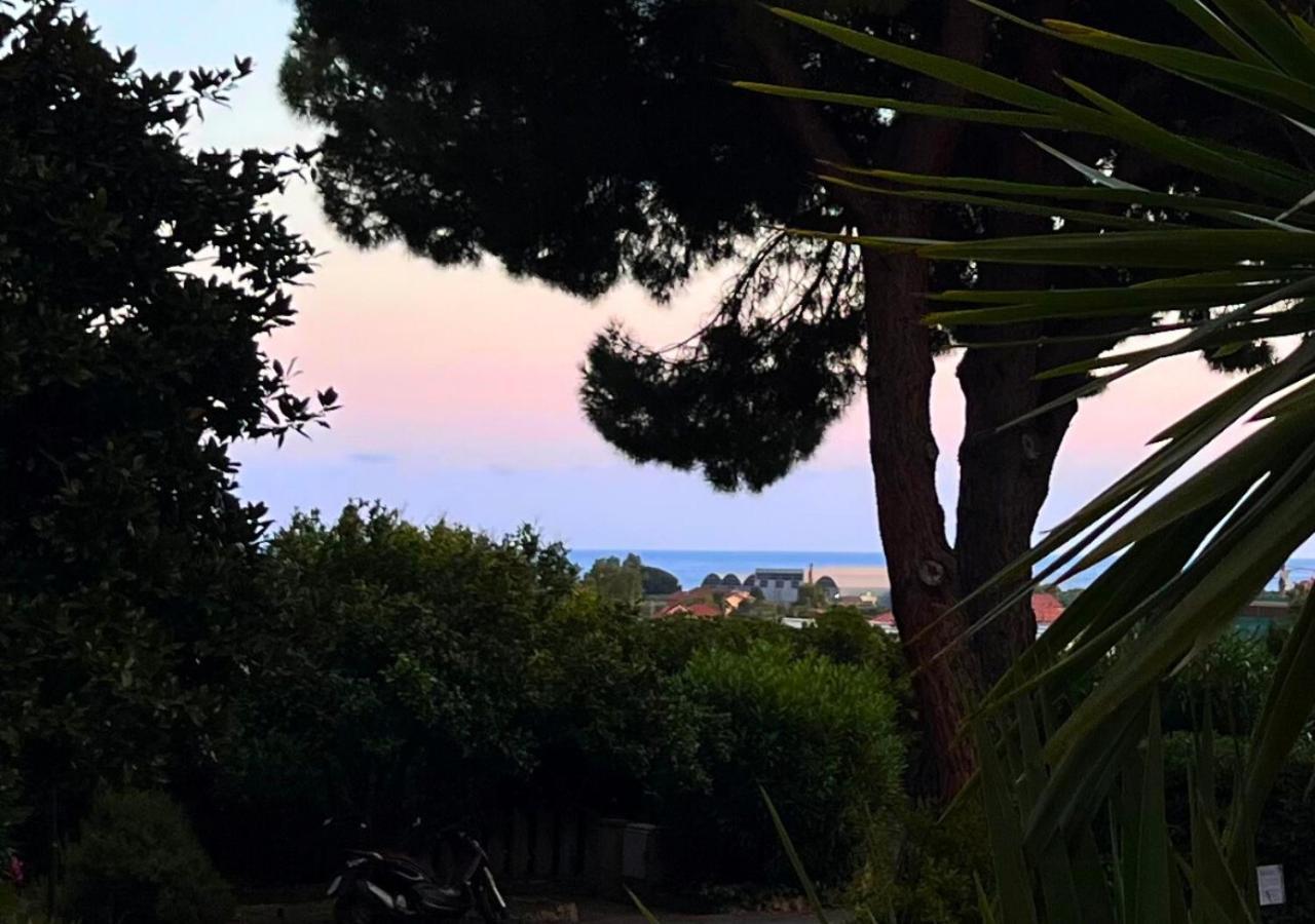 La Luna e il faló Ceriale Esterno foto